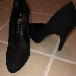 Barely used Rock Republic closed toe pump heels.
